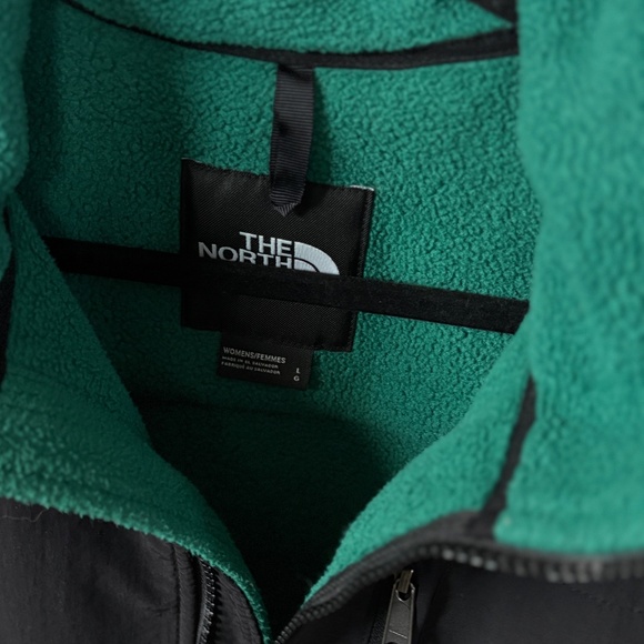 Women’s The Northface Retro Denali Jacket - Picture 12 of 14